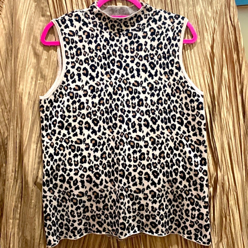 Sleeveless funnel neck sweater in leopard print